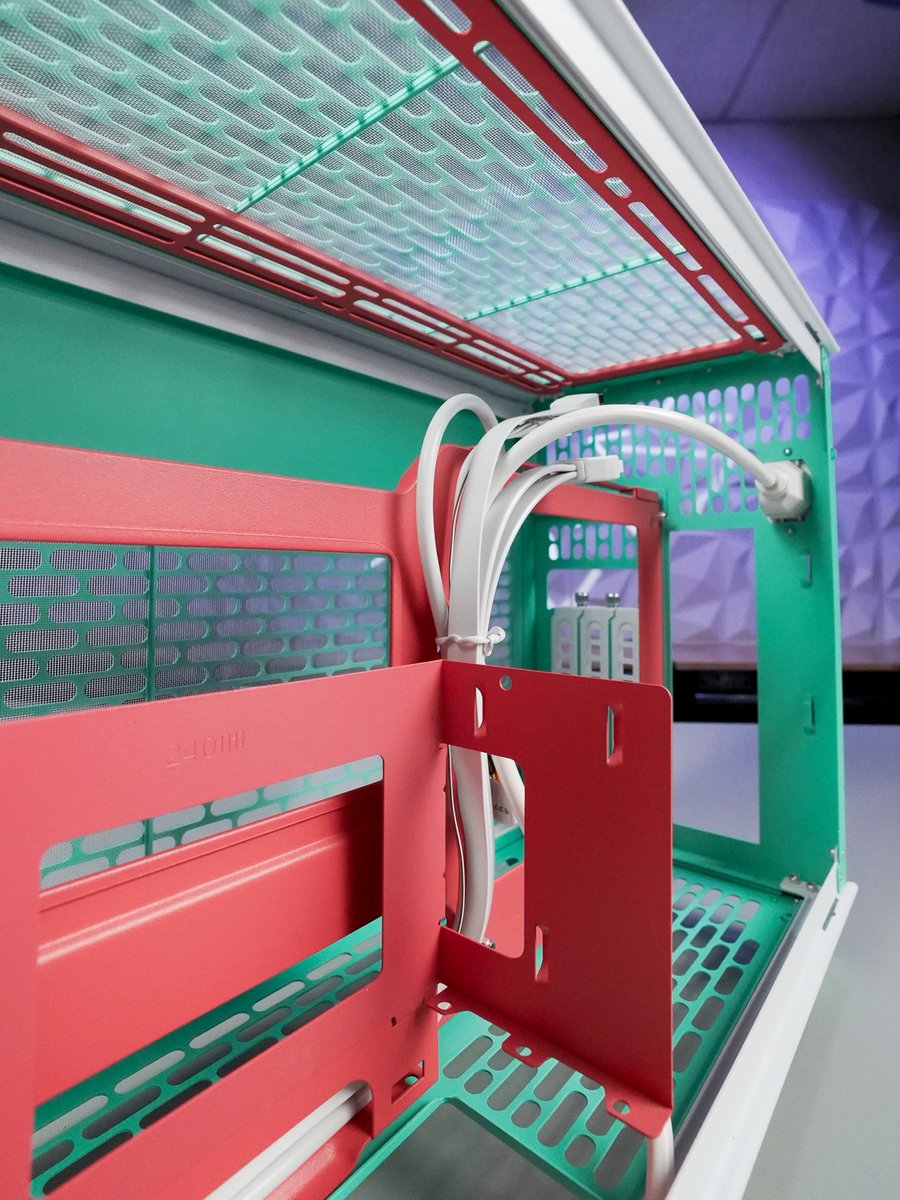 Building small doesn't mean you have to sacrifice big dreams of a good-looking system - 

Inside each Bubble Pink 🫧💕 and Mint Strawberry ❄🍓 TR100 case is a vibrant splash of its coordinating color to bring some personality to your PC 🎨🤩