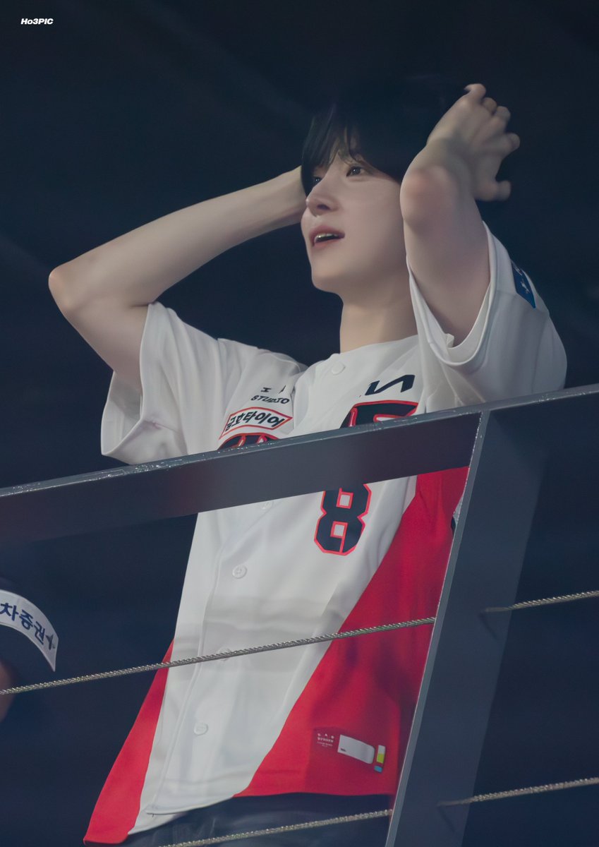 Hoddeokis3gram's tweet photo. 250607 기아 챔피언스 필드 시구 에이티즈 윤호

심각해진 갸팬 가나디

#ATEEZ #에이티즈 #윤호 #YUNHO #KIA #기아시구 #시구 #Ho3PIC https://t.co/mvRKM9v5J5
