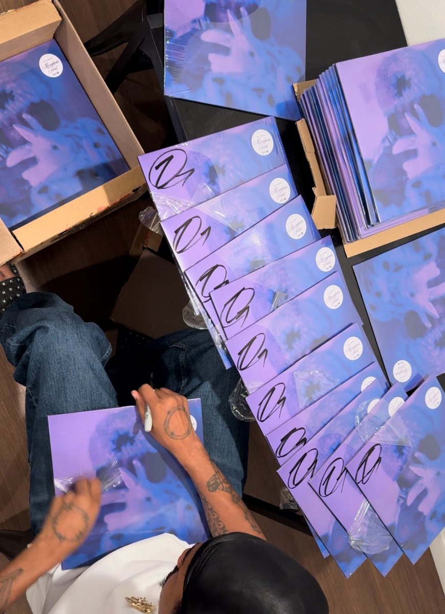 ZelooperZ's tweet image. | Dm me to buy a signed copy of microphone fiend today |