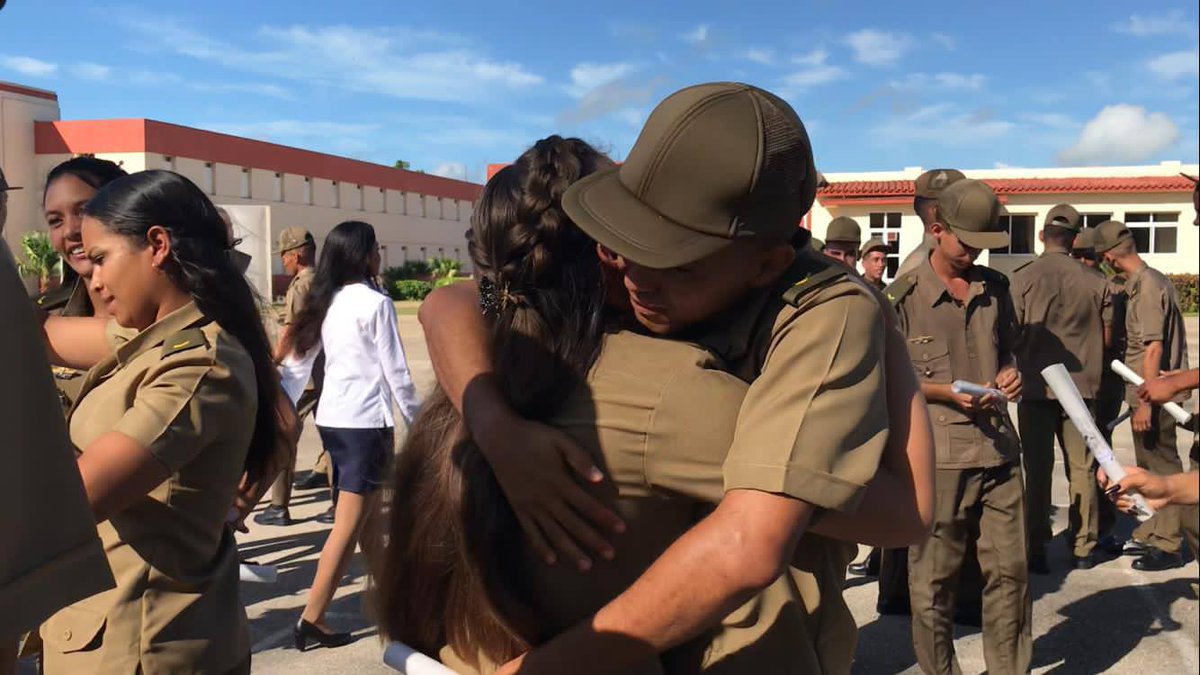 📷 ¡Honor y Gloria a los nuevos oficiales de las Fuerzas Armadas Revolucionarias!
Hoy celebramos con orgullo la graduación de nuestros valientes cadetes, quienes, tras años de dedicación, disciplina y amor por la Patria, se convierten en oficiales del <a href="/MinfarC/">Minfar_Cuba</a>
