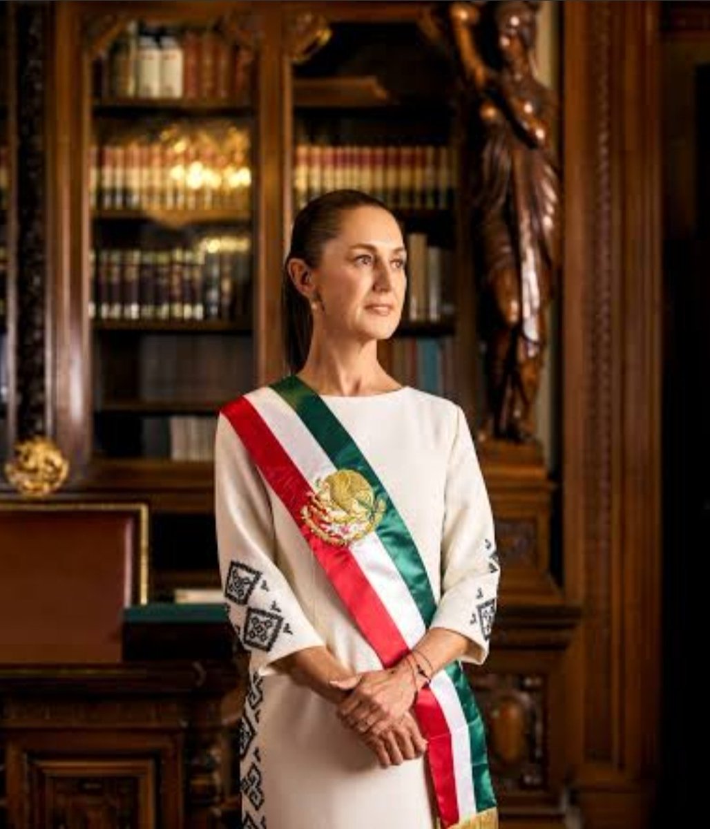 28Dalilamv's tweet photo. Feliz cumpleaños a la  Presidenta de México @Claudiashein su nombre ya está escrito en la historia de México por ser la primera mujer que dirige el rumbo de nuestro  país. Dios la bendiga y le dé sabiduría  para tomar siempre las mejores decisiones en beneficio de los mexicanos. https://t.co/2GUksg6U4z