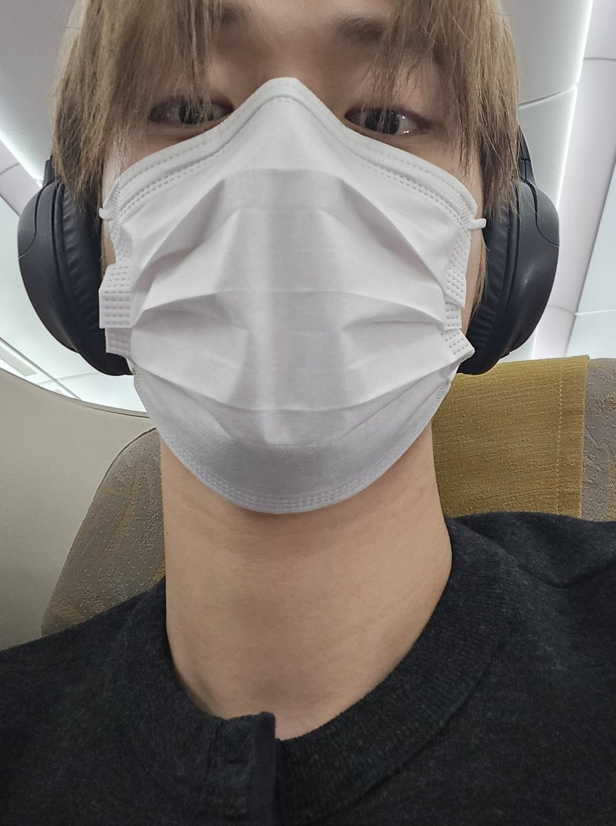 translatingTXT's tweet image. [250625] weverse dm 🦊💬

🦊 ppuing (= cute sound)
🦊 aa-oong (= cute sighing sound) i only slept for 2 hours today so i’m extremely puffy
