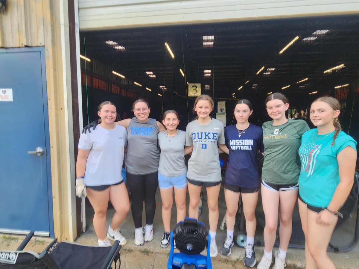 MissionAzul's tweet photo. 🔥 These girls NEVER stop! Another round of *Extra Hits* with Vinny &amp; crew tonight 💪 — and Piper off to the side getting a **private lesson** right in the middle of it 🙌🎯

 **HUNGRY.** That’s the best word to describe this team. They want it. They *chase* it. They EARN it. 🚀 https://t.co/oysrSQ63DZ