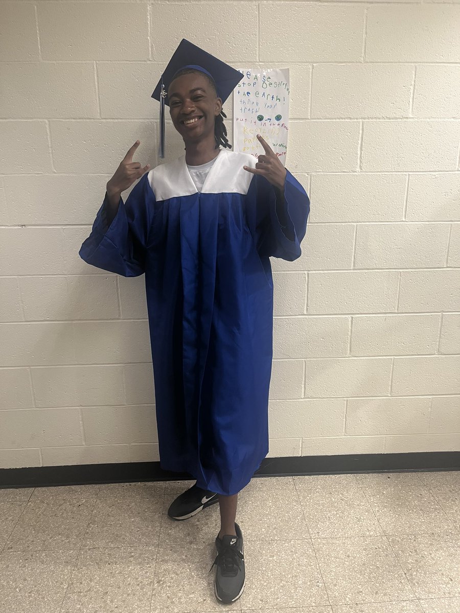 WOOHOO! I HAVE GRADUATED 2025!

My BDay is coming soon this month too, so YIPPEE! 🥳 

Here’s the livestream, where you can skip right to me if you want at 45:10 - 
youtube.com/live/_WgeI6N9_…