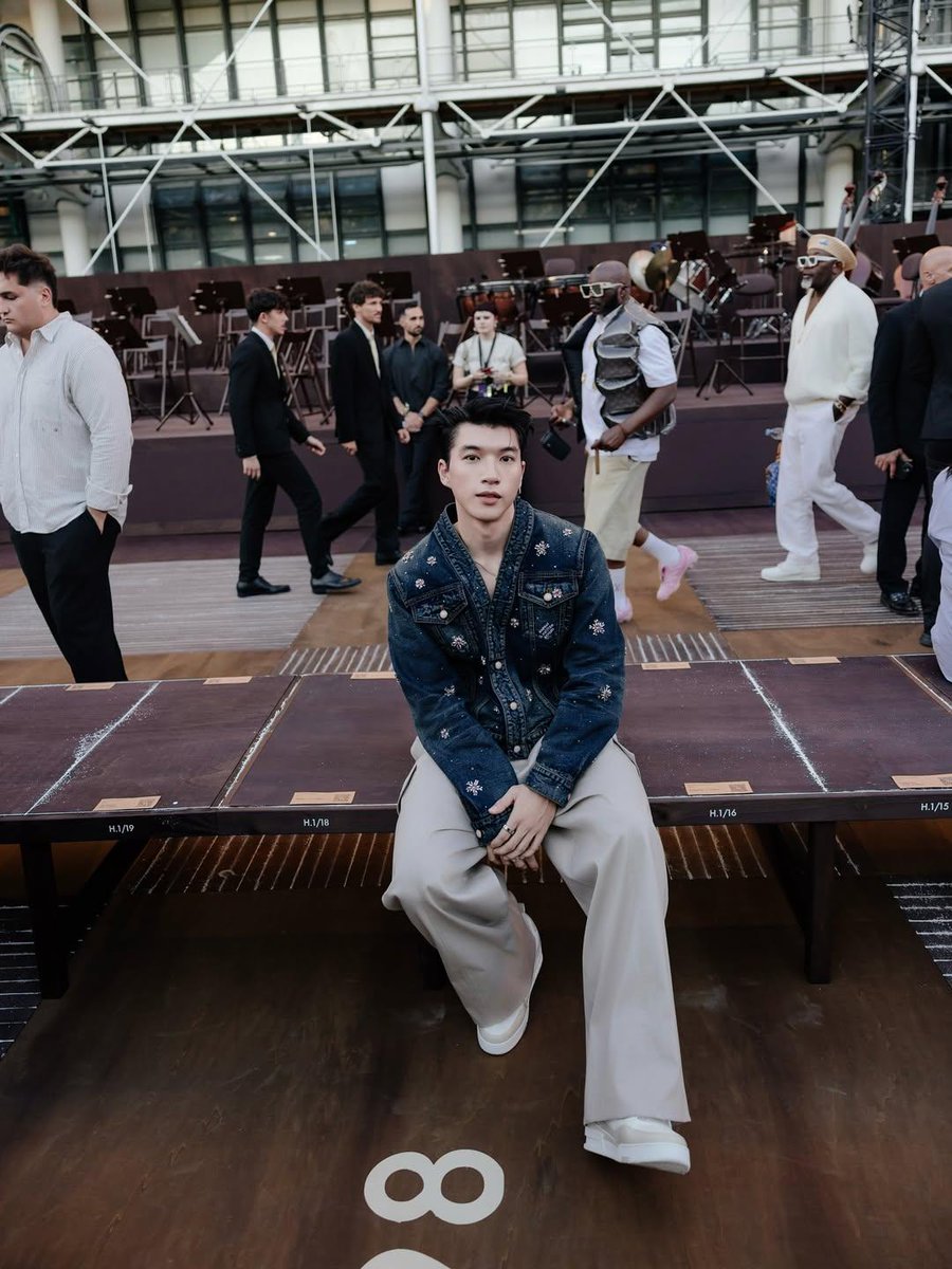 nquin520's tweet photo. HIEUTHUHAI đậm chất riêng trong trang phục LV đến tham dự Louis Vuitton Men's SS26 Show trong khuôn khổ Paris Fashion Week.
@LouisVuitton 

#HIEUTHUHAIxLVMenSS26 
HIEUTHUHAI in Paris for LVMenSS26. https://t.co/wgaAdoWUjs