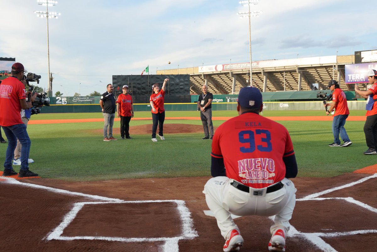 Junto al Lic. Óscar Mario 🫶🏻, lancé la primera bola y dimos inicio a este gran juego de aniversario, que no solo celebra nuestra historia, sino también el inmenso orgullo que sentimos por ser neolaredenses. ⚾️❤️

#JuntosLoHacemosPosible ✨
