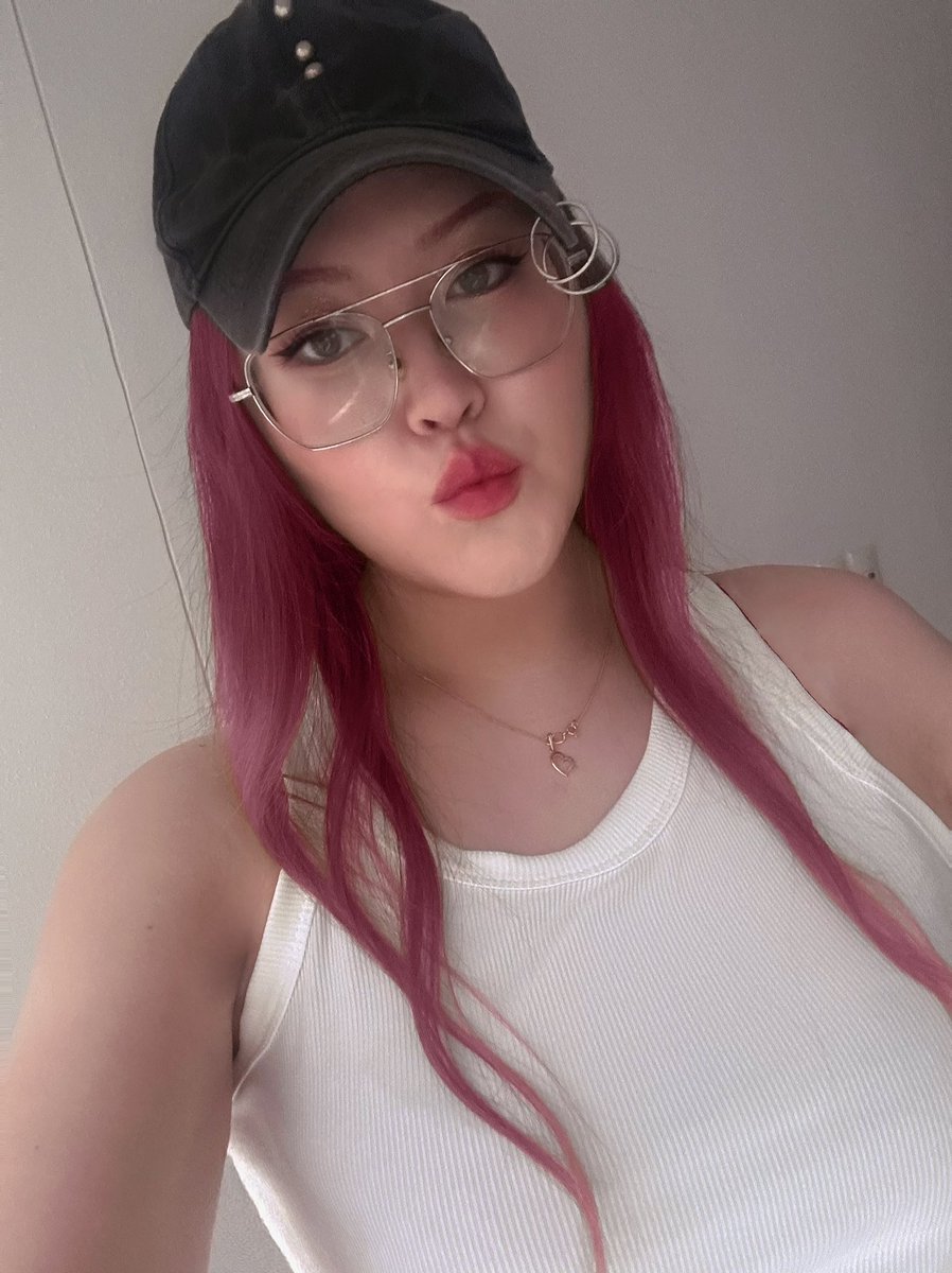 I did the cosplay guys 🤣 the hair color match is WAYYY better in photo editor than video 😭 but here’s Kpop Demon Hunter Mira~~~ 
#KPOPDEMONHUNTERS #MIRA #miromabby #cosplay #kpopdemonhuntersnetflix