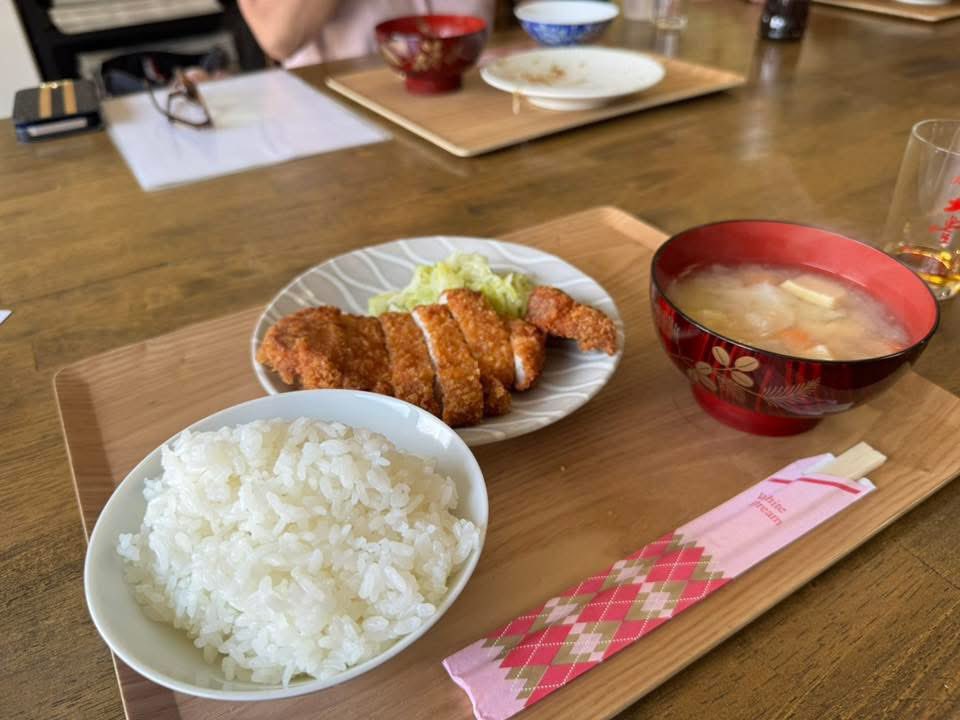 baachanshinbun's tweet photo. トンカツばあちゃんのトンカツランチ食べに来ませんか？
明日木曜日は「ばあちゃん喫茶」城南区梅林店の営業日です！

ご予約は公式LINE
https://t.co/Jql2fPVC6X

「ばあちゃん喫茶」 
◯城南区梅林店(※木曜日のみ営業)
※トンカツ定食のみ 880円 福岡市城南区梅林3-28-6 地下鉄七隈線梅林駅徒歩2分 https://t.co/OvNQ0lBDJH