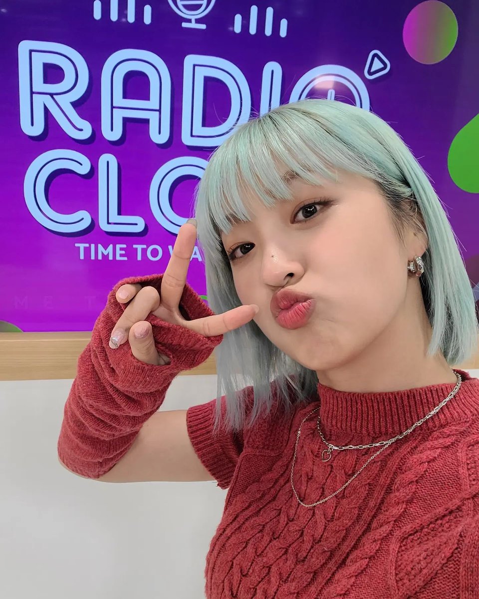 finally the #𝖉𝕚vin𝕚təʼs𓋜辟𝐛a͞c𝚔 y yo fui rápido a ponerme mis trapitos más lindos para venir a ver sus lindas caritas ꒰人 ̳ᴗ  ̫ ᴗ ̳꒱❤︎ #𝑂𝕙ーmyː𝑔ö𝚍! i swear que no hay nada que quiera más que bailar con ellas y poder gritar los fanchant que estuve preparando.