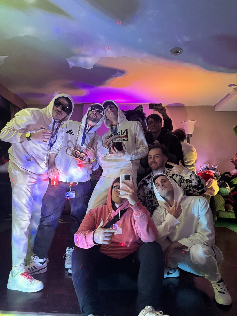 Para toda mi gente hermosa bonita especial que hace años me hace tan feliz, en el eventos que todos nos juntamos #ArFF2025 como los quiero wacho ❤️

Es imposible hablar con todos todo el día, pero verlos me inspira, salgamos o no, en argentina o en la otra punta del planeta 💕