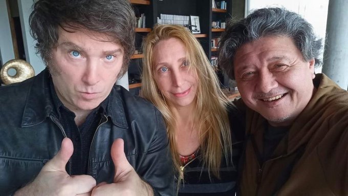 El señor de la derecha se llama Carlos Kikuchi. Con su voto, hoy se aprobó la reelección indefinida en la provincia de Buenos Aires. Los otros dos son Karina y Javier Milei, los que hoy están armando las listas de PBA con massistas, kirchneristas, punteros y barrabravas. Dato 👇