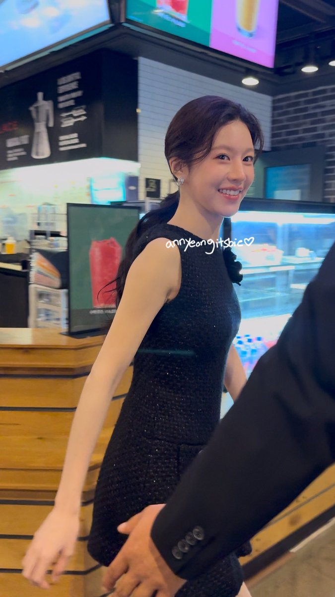 hwanhons's tweet photo. YOUNJUNG IN REAL LIFE WOAH SHE IS SO PRETTY https://t.co/7hPro4GTWk