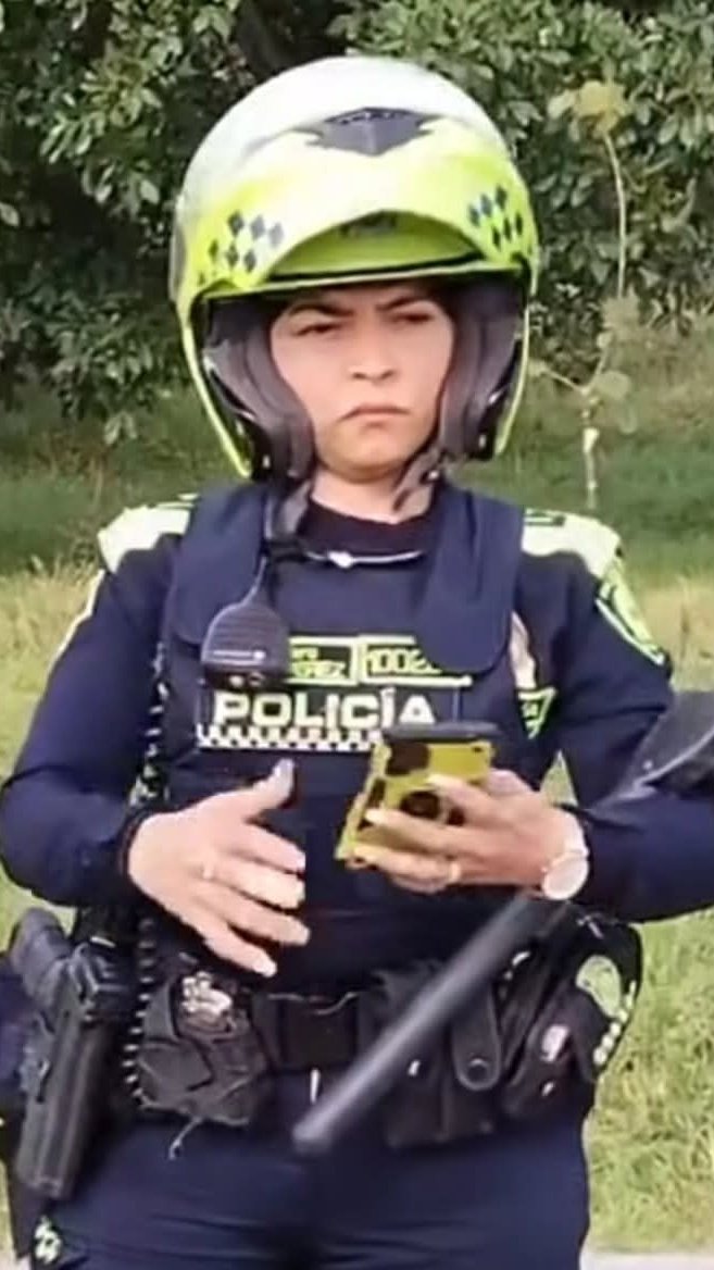 #ATENTOS. La <a href="/PGN_COL/">Procuraduría General de la Nación</a> destituyó e inhabilitó por 10 años a la patrullera Erika Judith Pérez Romero por abuso de su posición de autoridad al golpear con su bastón a un joven en el rostro, en inmediaciones al Humedal Amarillo, en Bogotá. El ente calificó la acción como “gravísima”.