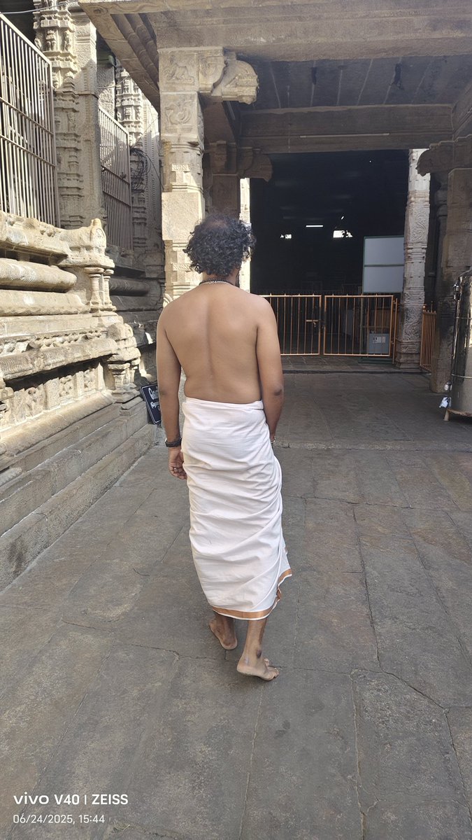 Thiumurugan93's tweet photo. அடியேனின்...
'இறைத்தமிழ்' வாழும் 
பல்லாண்டு பல்லாண்டு 
பல்லாயிரத்தாண்டு 
பலகோடி நூறாயிரம் 🥺 https://t.co/EfnvTSXuNC