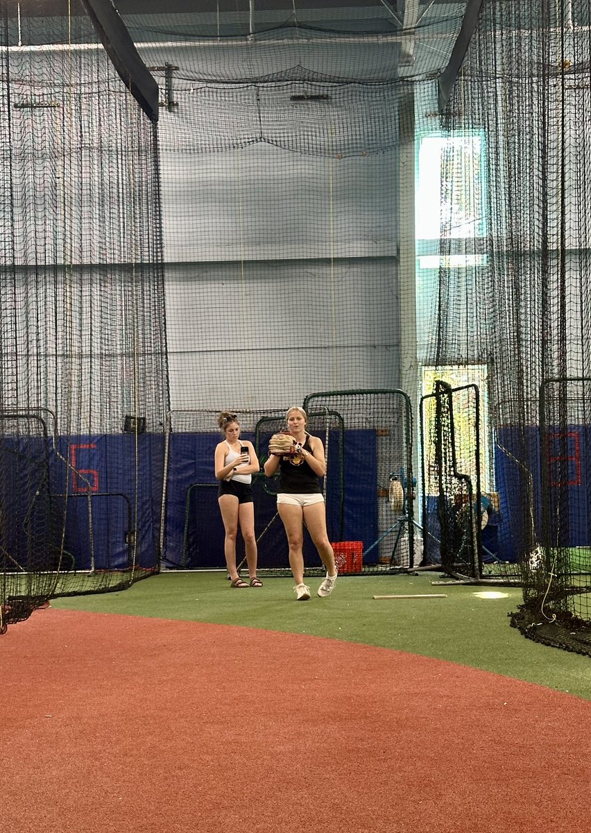 BaileyB_2027's tweet photo. Got in a quick FaceTime pitching lesson with @MorganAaronx to get ready for #TNJ tournament tomorrow. Thank you to &
@CKsBaseball for having me today! Thanks for catching me Coach Matt and for holding the phone @Hayden_Russel18! Team effort! Excited for tomorrow! @UnityRussel @VAUnitySB @PrepSoftball @CoastRecruits @TeamNJSoftball