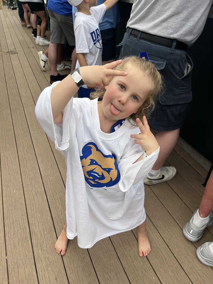 DrakeFanTarren's tweet image. Fun night at the @IowaCubs game with @DUGreatColl ! ⚾️
