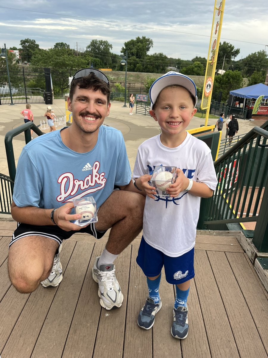 DrakeFanTarren's tweet image. Fun night at the @IowaCubs game with @DUGreatColl ! ⚾️