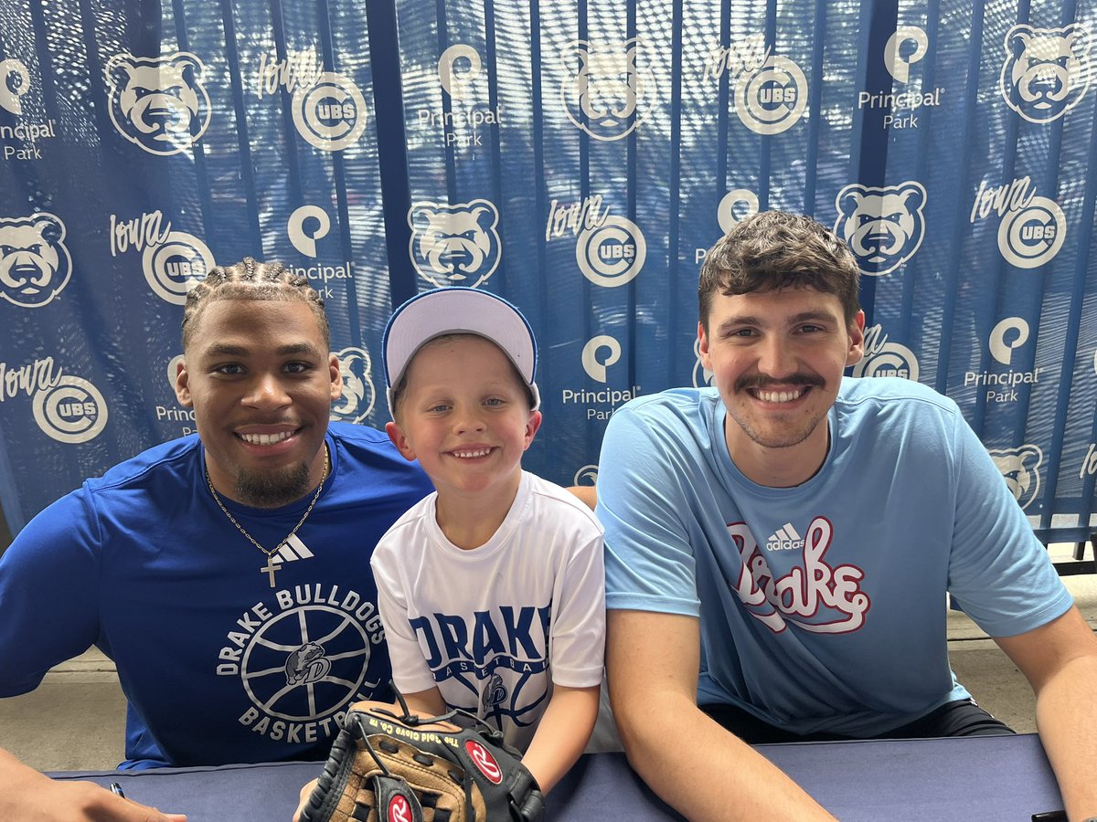 DrakeFanTarren's tweet image. Fun night at the @IowaCubs game with @DUGreatColl ! ⚾️