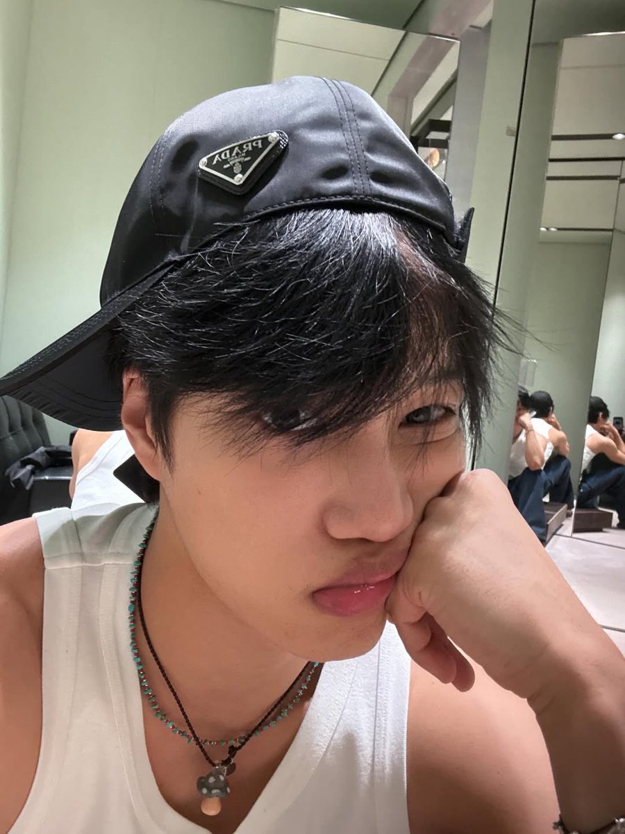 옛날에 카이라는 남자가 있었슨
뭘하진않았슨그냥입술이뚱쭝했슨……