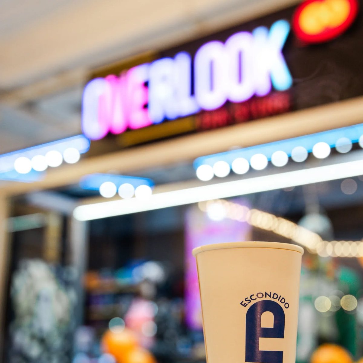 🎬 Así se vivió la inauguración del nuevo local de Overlook

Después de un año y siete meses creciendo desde nuestro stand, abrimos las puertas de un espacio más grande, pensado para que vivas tu fandom al máximo.

Gracias por estar, compartir y ser parte de esto.