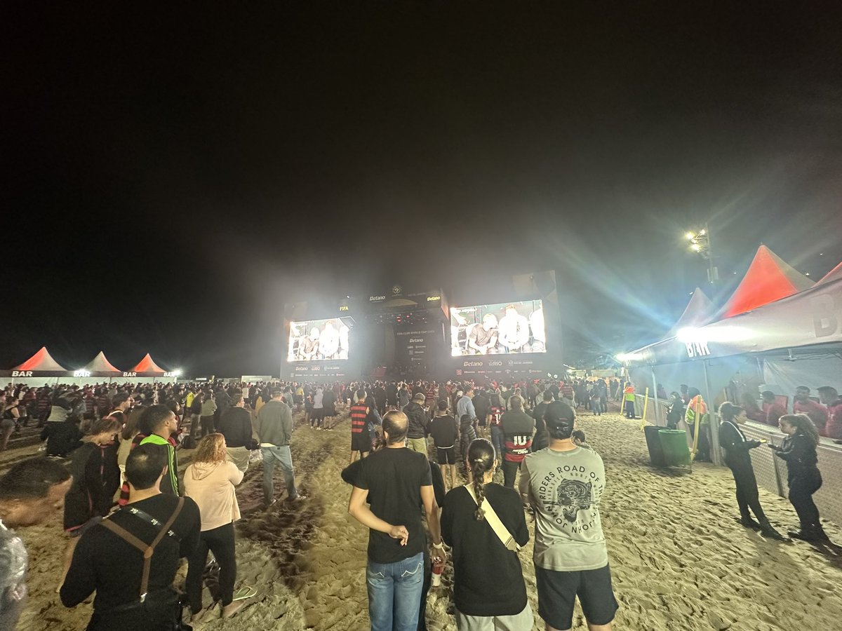 Flamengo (🇧🇷) contra Los Ángeles (🇺🇸) en la playa.  Aires de festejo.