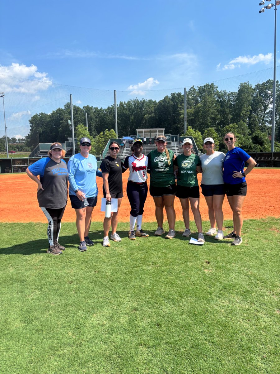 VicT2029's tweet photo. Great experience today!
Couldn’t be more excited to meet such great coaches!
- “Youngin”  vic! lol 
@razey18 
@MooneySoph72025 
@CoachHampton_ 
@KellaArmstrong 
@GrizzlyCoachKat https://t.co/5x6bObIF8e