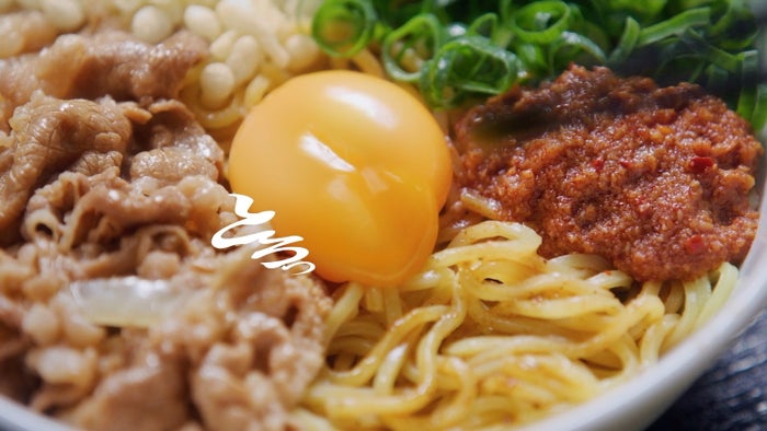 modelpress's tweet photo. 吉野家、初の麺商品「牛玉スタミナまぜそば」新登場🍜🍳♥️

🟠秘伝のたれで煮込んだ牛肉、玉子など使用
🟠にんにくマシマシだれでピリ辛に“味変”
🟠藤田ニコル出演の新TVCMも放映

🔻7月4日11時より販売開始✨
https://t.co/m6UfDF2esZ

#吉野家 https://t.co/mtqKbGs2cb