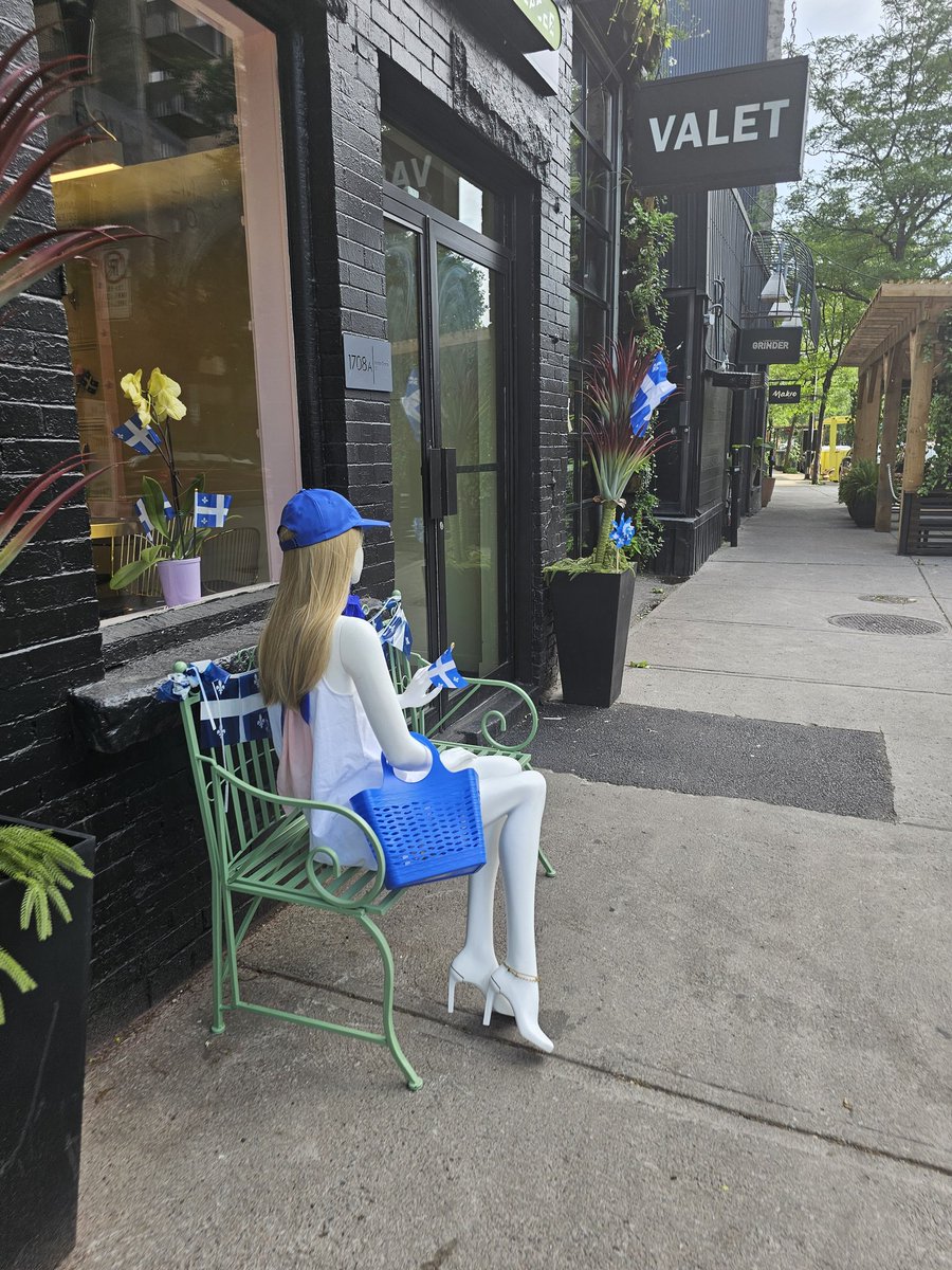 sats_worldwide's tweet image. Poutine 🤝 Bitcoin
Bonne Saint-Jean-Baptiste
📍Bird Bar - 1800 Notre-Dame - Griffintown/St-Henri
Pas loin de guy tu descends depasse le centre operationel sud à ta droite, tourne à gauche notredame, coupe la rue puis c'est là
