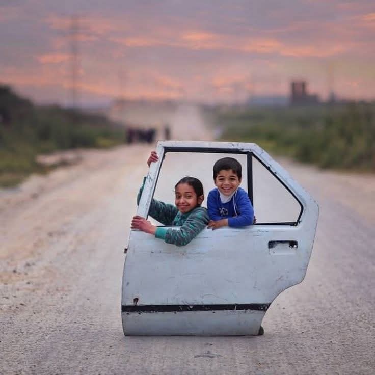 لا نُدرك جمال اللحظات إلا حين تصبح ذكرى.
وفقط عندما تنتهي السعادة، نلتفت بدهشة ونهمس: كم كنّا سعداء دون أن نعلم!
فلنُقدّر اللحظة، فربما تكون الآن هي أجمل ما سنشتاق إليه غداً.

        صـــــباح الخيــــــــــر 🌾🌾