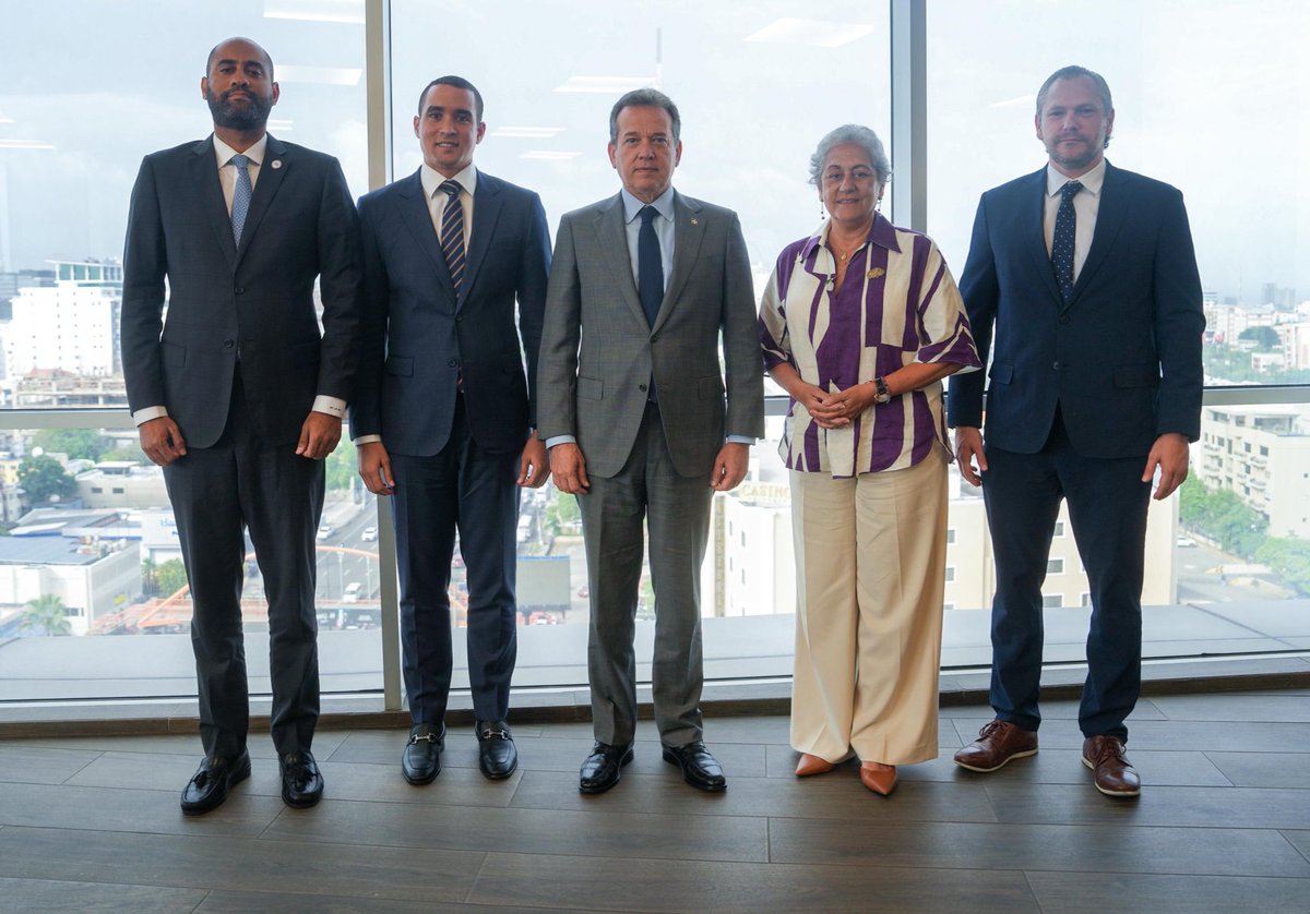 Hoy recibí en el <a href="/MIC_RD/">Ministerio de Industria, Comercio y Mipymes</a> a <a href="/josejuliogomezb/">José Julio Gómez</a>,  embajador de RD 🇩🇴 en China 🇨🇳. Conversamos sobre nuestros sectores productivos, la inversión y cómo seguir fortaleciendo la relación comercial, dentro de la política exterior dominicana, con esa nación asiática. 🇩🇴🤝🇨🇳
