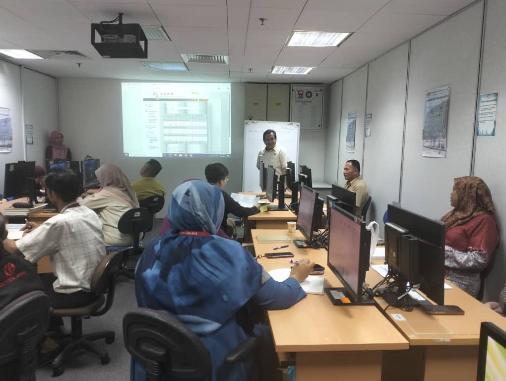 JKR Labuan (@jkrlabuan) on Twitter photo Sesi Taklimat Bengkel Sistem Pendaftaran dan Pelupusan Rekod yg diadakan di Makmal Komputer Jabatan Akauntan Negara Cawangan W.P Labuan - Penceramah Sr. Syed Mahadhir bin Wan Ibrahim (Juruukur Bahan - CPAB JKR MALAYSIA)
<a href="/RoslanisE/">Roslan bin Ismail</a>
<a href="/IPJKR_Official/">JKR Malaysia Rasmi</a> Sesi Taklimat Bengkel Sistem Pendaftaran dan Pelupusan Rekod yg diadakan di Makmal Komputer Jabatan Akauntan Negara Cawangan W.P Labuan - Penceramah Sr. Syed Mahadhir bin Wan Ibrahim (Juruukur Bahan - CPAB JKR MALAYSIA)
<a href="/RoslanisE/">Roslan bin Ismail</a>
<a href="/IPJKR_Official/">JKR Malaysia Rasmi</a>