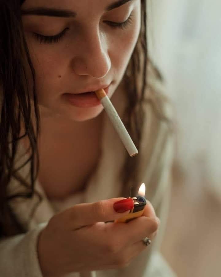 أُدرك

أن الثبات وهم
وأننا في الحقيقة
نتمايل لكن ببطىء نبيل

نقنع أنفسنا

أن الأرض صلبة
مع أننا نعيش فوق احتمالات
وتحتها هشاشة لا يعترف بها أحد

الحياة
قمامة ونفايات ان اردتها
فعليك ان تصبر على مزاحمة الكلاب

نسيمة وهمساتها ✍️ #صباح_الخير