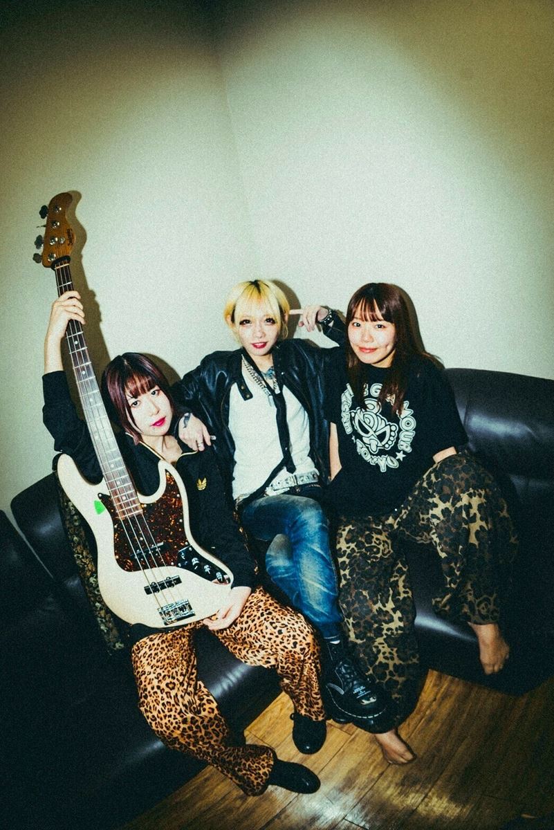 OngakuPia's tweet photo. つきみのサイン色紙を3名様にプレゼント🎁
※ぴあ音楽編集部SNS（X、インスタ）で実施

【応募方法】
・ぴあ音楽編集部（@OngakuPia）をフォロー
・本ポストをリポスト
応募締め切り：2025年7月9日(水) 23:59まで

インタビューはこちらから🎙️
https://t.co/XyRDJV9CUq

@tuk_imi #つきみ #LOVEKILLER https://t.co/f4gaQBjHsi