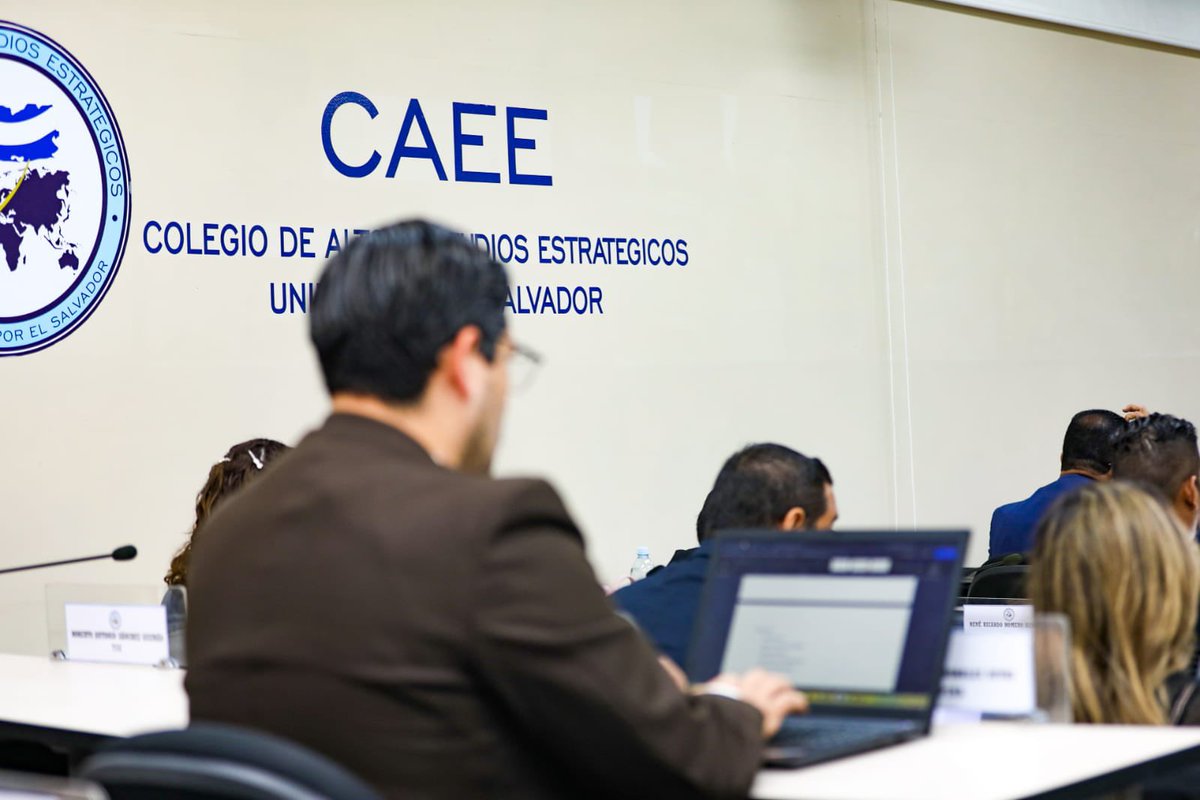 DaniaGonzalz's tweet photo. Los servidores públicos debemos apostar por un liderazgo con visión, criterio y capacidad para enfrentar los desafíos complejos en nuestros países. 

La formación en el Colegio de Altos Estudios Estratégicos (CAEE) @Caeelsalvador será clave para fortalecer mis habilidades en la toma de decisiones estratégicas desde la función pública, articulando seguridad, desarrollo y soberanía para El Salvador. 🇸🇻🤝