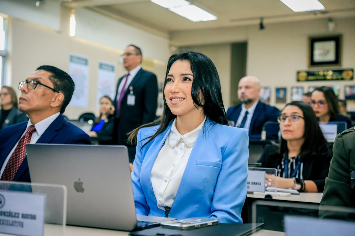 DaniaGonzalz's tweet photo. Los servidores públicos debemos apostar por un liderazgo con visión, criterio y capacidad para enfrentar los desafíos complejos en nuestros países. 

La formación en el Colegio de Altos Estudios Estratégicos (CAEE) @Caeelsalvador será clave para fortalecer mis habilidades en la toma de decisiones estratégicas desde la función pública, articulando seguridad, desarrollo y soberanía para El Salvador. 🇸🇻🤝
