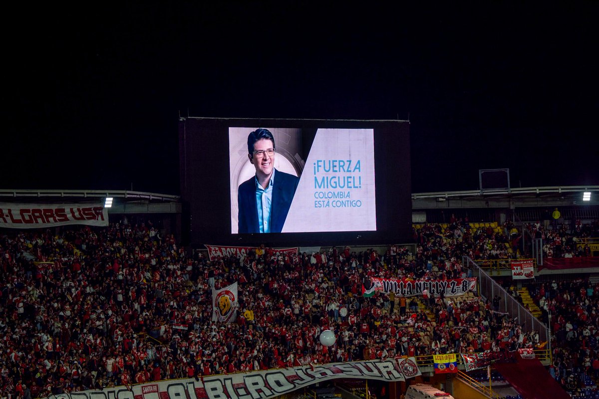 UltimaHoraCR's tweet image. Antes del partido de esta noche para disputar la final de ida en la Liga Colombiana 2025-1 entre Santa Fe e Independiente Medellín, se desarrolló un homenaje a Miguel Uribe Turbay en el estadio El Campín.

caracol.com.co
