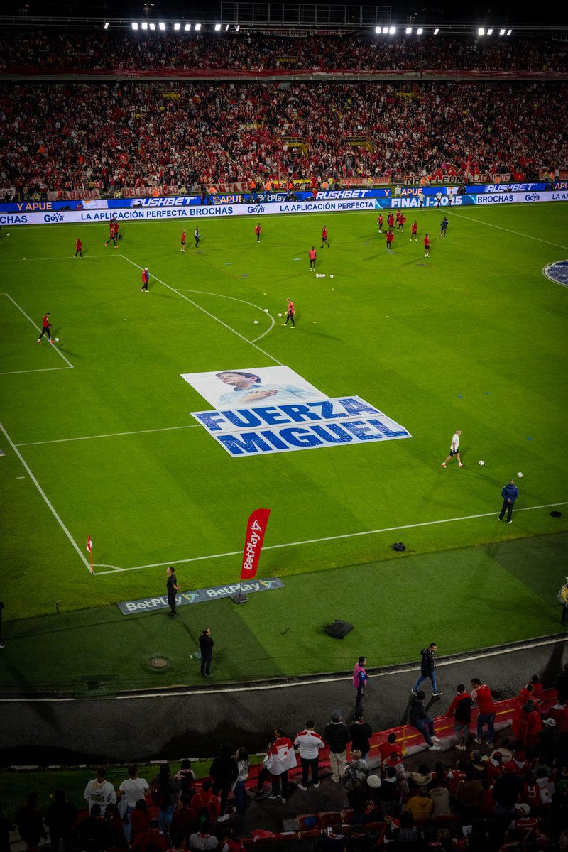 UltimaHoraCR's tweet image. Antes del partido de esta noche para disputar la final de ida en la Liga Colombiana 2025-1 entre Santa Fe e Independiente Medellín, se desarrolló un homenaje a Miguel Uribe Turbay en el estadio El Campín.

caracol.com.co