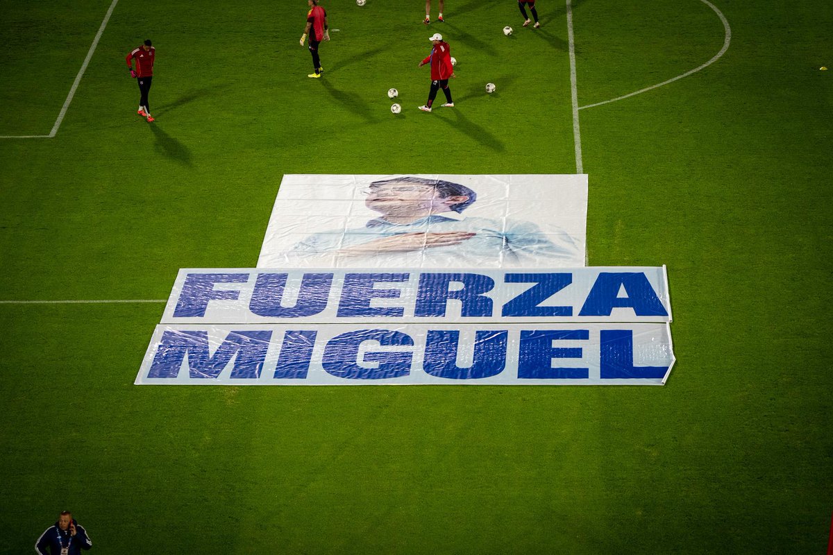 UltimaHoraCR's tweet image. Antes del partido de esta noche para disputar la final de ida en la Liga Colombiana 2025-1 entre Santa Fe e Independiente Medellín, se desarrolló un homenaje a Miguel Uribe Turbay en el estadio El Campín.

caracol.com.co
