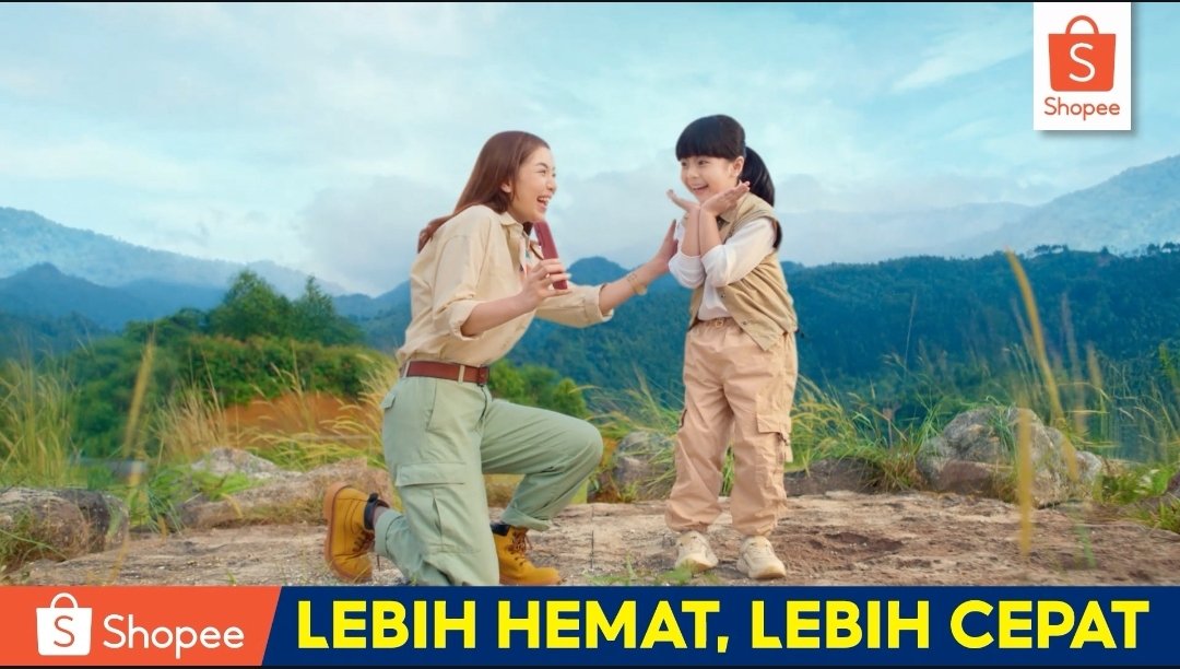 vanili_ly's tweet photo. Sekarang kurir shopee jadi lebih gercep antar paket hehe #LebihHematLebihCepatDiShopee
https://t.co/oI1TOCVxiS https://t.co/Bd7NFu3eH8