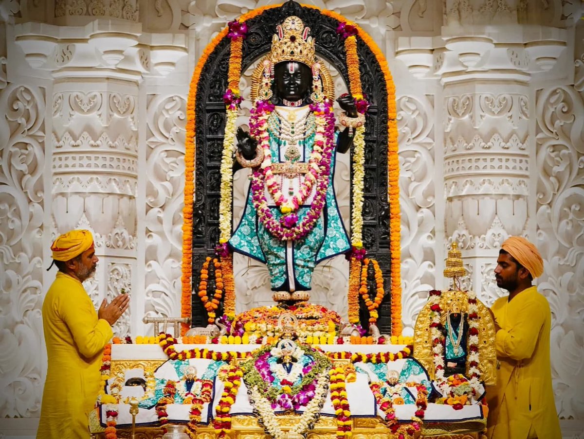 बंदउँ बालरूप सोइ रामू। सब सिधि सुलभ जपत जिसु नामू॥

मंगल भवन अमंगल हारी। द्रवउ सो दसरथ अजिर बिहारी॥

एहि महँ रघुपति नाम उदारा। अति पावन पुरान श्रुति सारा॥

मंगल भवन अमंगल हारी। उमा सहित जेहि जपत पुरारी॥

#जय_श्री_राम🚩
#ॐ_श्रीरामचन्द्राय_नमः🚩