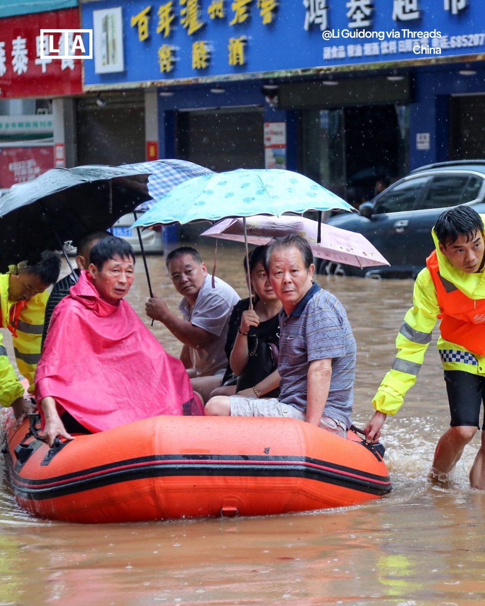 Liveaxismedia's tweet photo. BREAKING: Worst flooding in 30 years hits Guizhou, China.
Torrential rains have burst multiple rivers. Authorities urge evacuations from low-lying areas. Record rainfall continues.
#Floods2025 #China #chinaflood #Guizhou #breakingbig #Weather https://t.co/r5uiTSRBSl