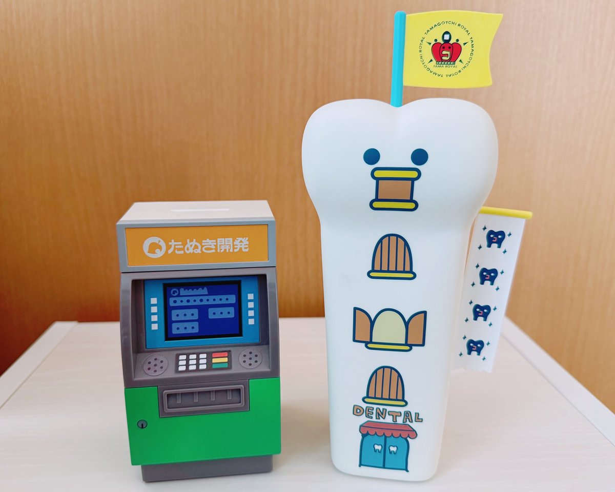 kumotan0101's tweet image. お気に入りの貯金箱🤍
左 : “あつまれどうぶつの森”一番くじB賞(2021年12月)
▶︎▶︎▶︎お金を入れるとセンサーでサウンドが鳴る。通常はゲーム内と同じコインの音。一定の確率で家のローンの完済時のBGMが鳴る。
右 : “たまごっちのプチプチおみせっち“一番くじC賞(2025年3月)