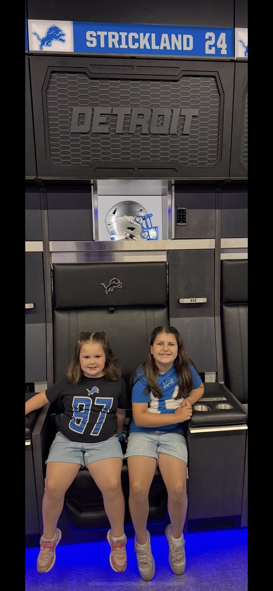 Principal Barranca (@mrbarranca) on Twitter photo These girls love them some <a href="/lcstrick05/">loren strickland</a>! They got to meet him last year after a preseason game, and then asked to get a picture at his locker at the training facility today on our family tour.
#OnePride These girls love them some <a href="/lcstrick05/">loren strickland</a>! They got to meet him last year after a preseason game, and then asked to get a picture at his locker at the training facility today on our family tour.
#OnePride