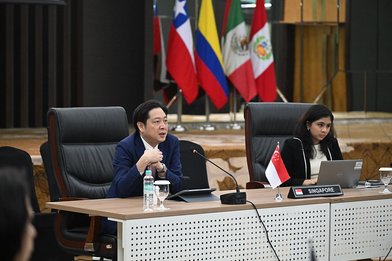A_delPacifico's tweet photo. Con miras a fortalecer el marco de cooperación 🤝 entre ambos bloques regionales, se subrayó el compromiso con la implementación del Plan de Trabajo 2021–2026, el cual promueve el desarrollo de capacidades en áreas como cooperación económica, educación, ciencia 🔬, tecnología 💻 e innovación, conectividad y medio ambiente 🌱.