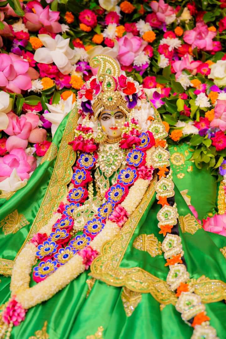 छन्दोमय छन्दरूपा छिद्रछन्दोविनाशिनी।
 जगत्कर्ता जगद्धात्री जगदाधाररूपिणी॥

जय श्री कृष्ण 🌼🙏
श्रीराध्ध्ध्ध्ध्ध्य्य्य्य्यैll꧂राध्ध्ध्ध्ध्ध्य्य्य्य्यैll꧂
