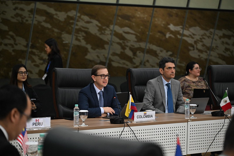 A_delPacifico's tweet photo. Con miras a fortalecer el marco de cooperación 🤝 entre ambos bloques regionales, se subrayó el compromiso con la implementación del Plan de Trabajo 2021–2026, el cual promueve el desarrollo de capacidades en áreas como cooperación económica, educación, ciencia 🔬, tecnología 💻 e innovación, conectividad y medio ambiente 🌱.