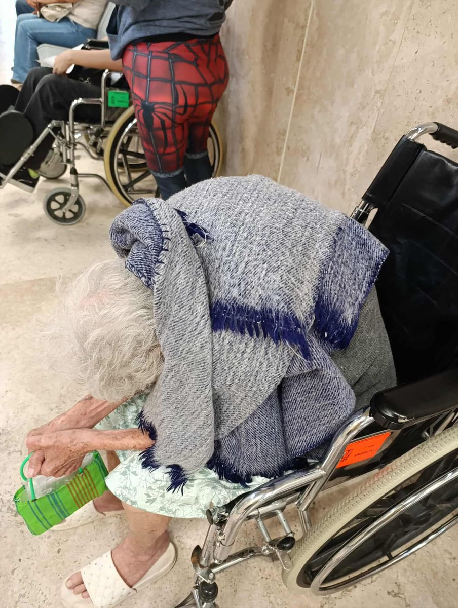 JJDiazMachuca's tweet photo. Esta es la realidad más apremiante del IMSS Bienestar #1.

¿Por qué @Claudiashein y los de @PartidoMorenaMx no tienen a sus madres así en el @IMSS_Bienestar ? 

La señora Sara López Zamora lleva más de tres semanas esperando ser internada, y hoy ya no puede más.
Actualmente se encuentra en la sala de espera de urgencias, sin recibir la atención que necesita.

Su hija, Josefina García López, envía esta #DenunciaSocial para pedir ayuda y que su madre sea hospitalizada lo antes posible.

🙏 Ayudemos a compartir para que este caso llegue a donde tenga que llegar.
Que no sea demasiado tarde.
¡La señora se lo merece!