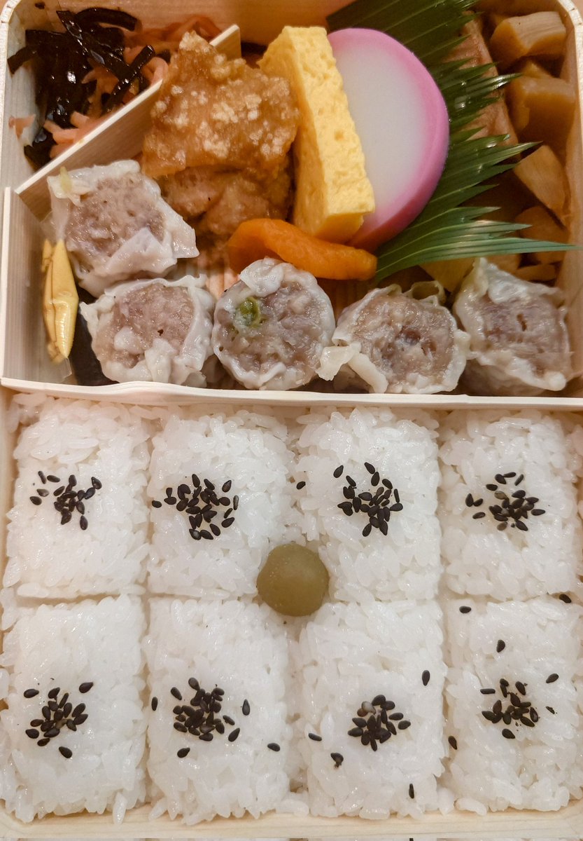 いつもの昼ごはん
今日は日帰りで故郷へ。
お昼は、久しぶりの崎陽軒の焼売弁当です。
ホームで待っているだけで、じとじとしてきました。水分を十分に補給して、乗りきりましょう。
崎陽軒  品川駅