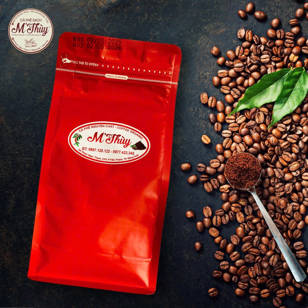🌱 CÀ PHÊ M’THUỲ – MỘT CHẶNG HÀNH TRÌNH, MỘT TẤM LÒNG GỬI VÀO TỪNG GIỌT CÀ PHÊ 🌱

Bạn thân mến,

Tôi là Thuỳ – người Bình Phước mang theo giấc mơ về một loại cà phê thật sự sạch – đậm – chân thành. Không chỉ là một tách cà phê, tôi mong mỗi giọt M’Thuỳ
