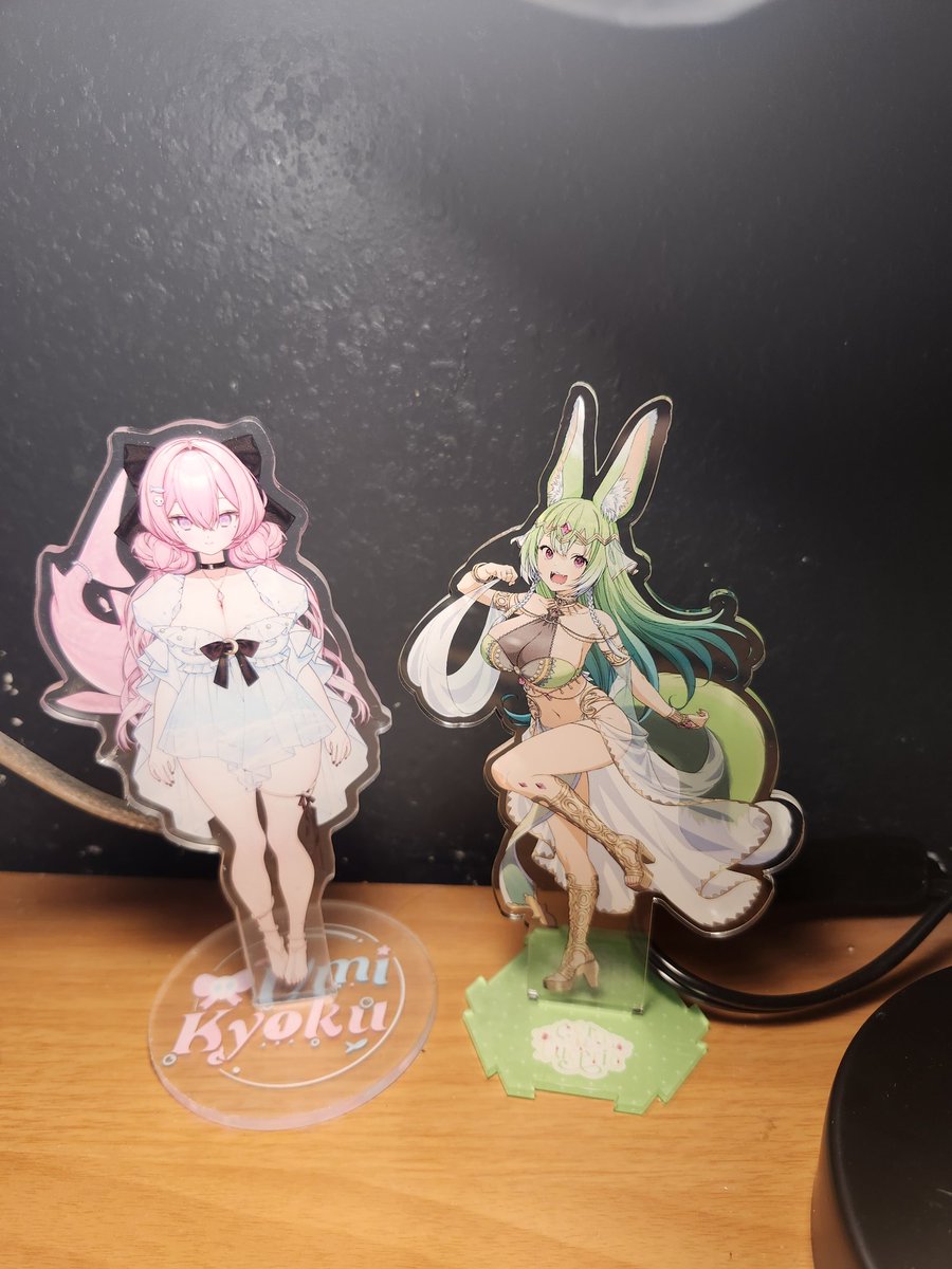 Two of my favorite people, adorning my desktop
<a href="/CeraLuceria/">Cera Luceria 💃🧃</a>